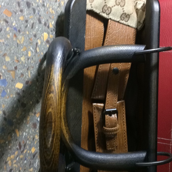 Vintage Gucci handbag with signature bamboo handle - Picture 2 of 6